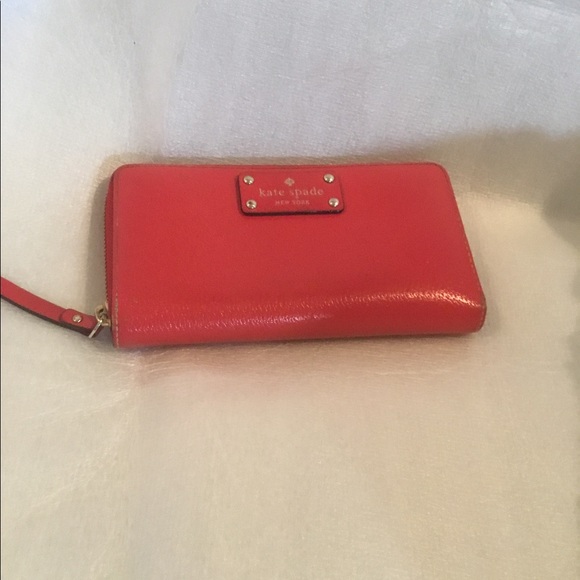 Large Kate Spade Wallet Wristlet. - Picture 2 of 5